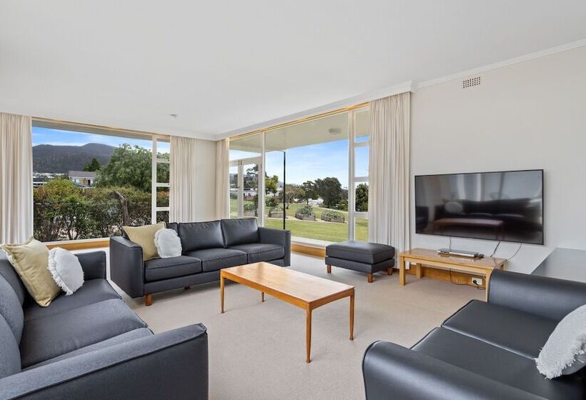 4间卧室的房子, Riverfront Motel & Villas