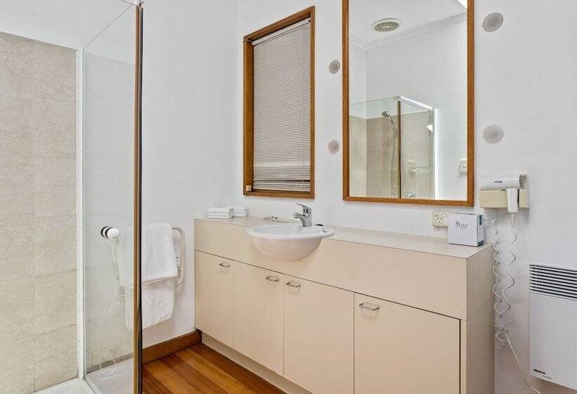 4间卧室的房子, Riverfront Motel & Villas