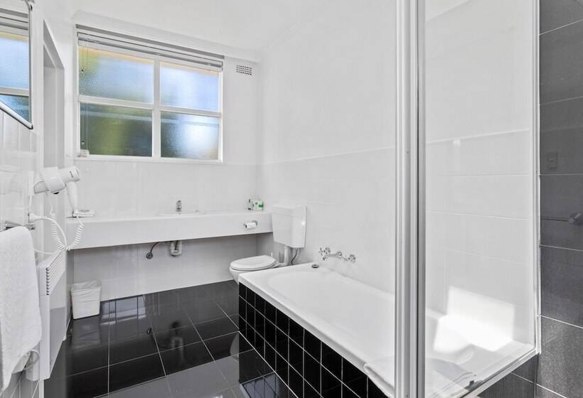 4间卧室的房子, Riverfront Motel & Villas