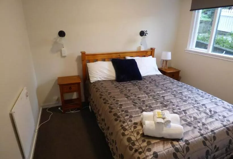 Perhehuone, Sahara Motels
