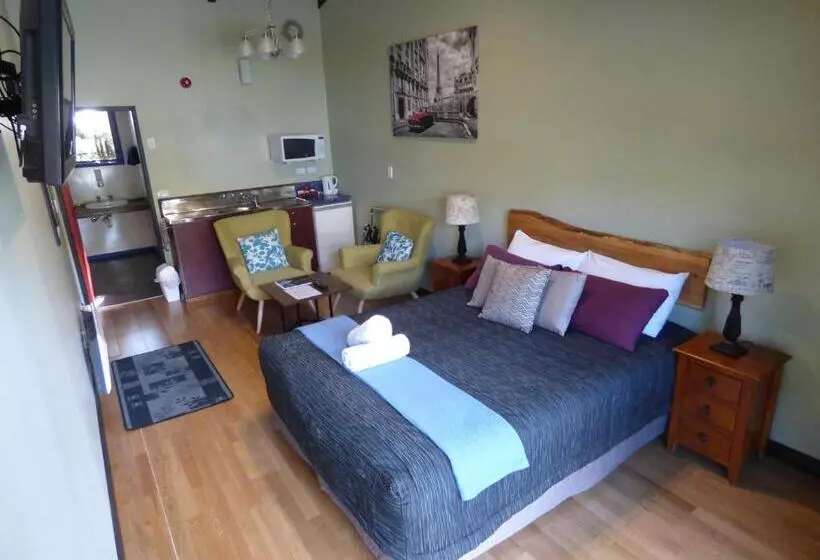 Standard-studio, Chateau Backpackers & Motels
