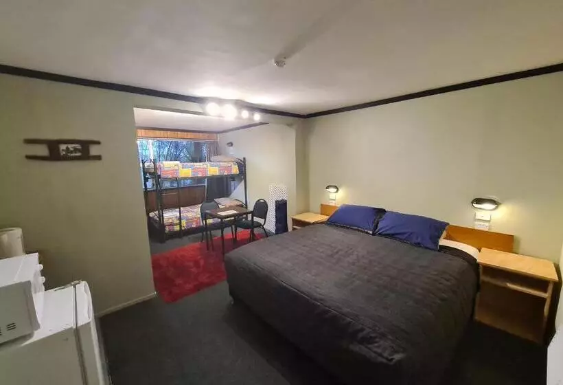 Perhehuone, Chateau Backpackers & Motels