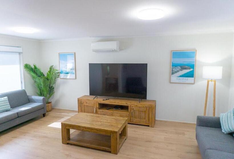 3 Sovrums Hus, Halifax Holiday Park