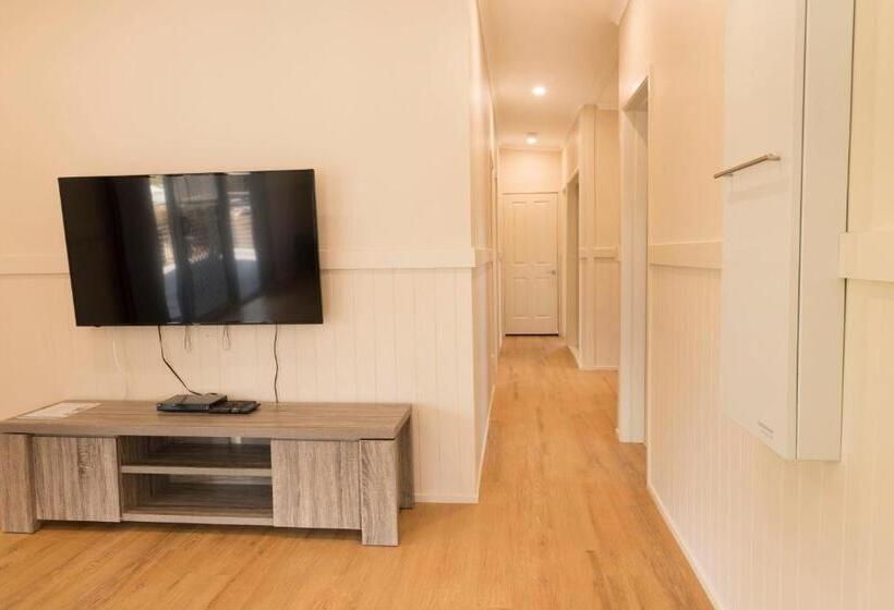 4 Sovrums Villa, Halifax Holiday Park