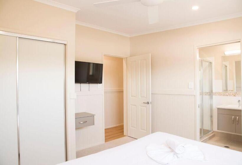 4 Sovrums Villa, Halifax Holiday Park