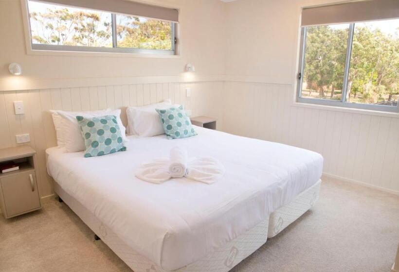 4 Sovrums Villa, Halifax Holiday Park