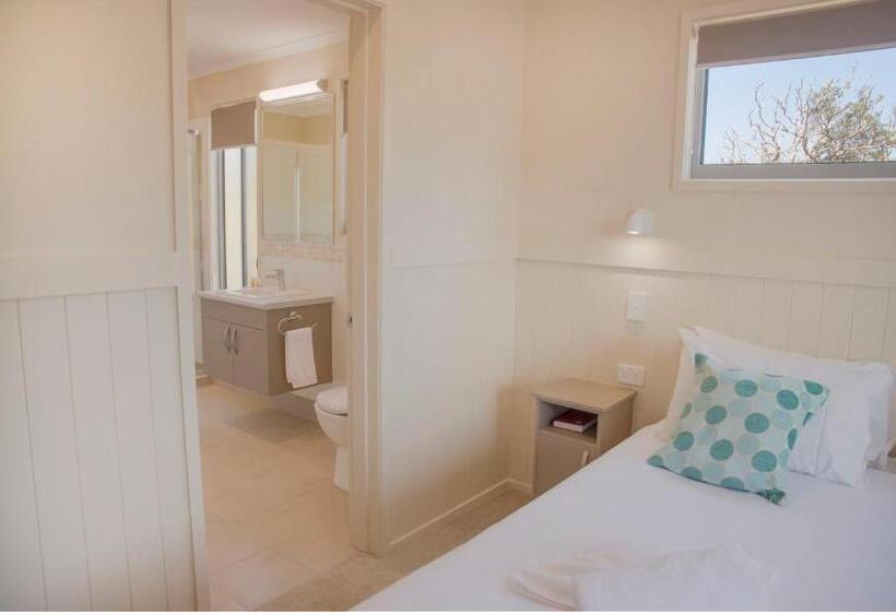 4 Sovrums Villa, Halifax Holiday Park