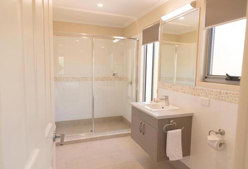 4 Sovrums Villa, Halifax Holiday Park