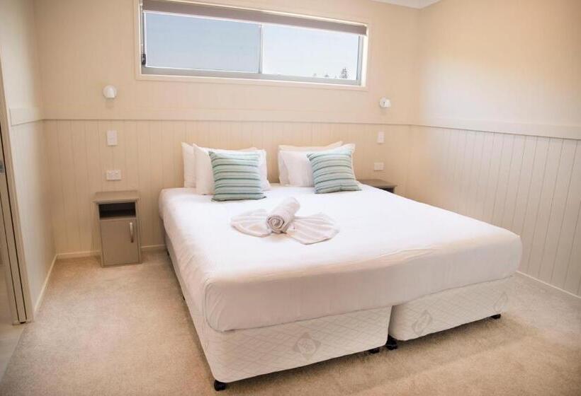 4 Sovrums Villa, Halifax Holiday Park