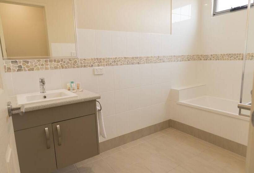 4 Sovrums Villa, Halifax Holiday Park