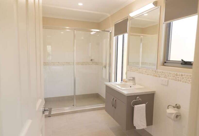 4 Sovrums Villa, Halifax Holiday Park