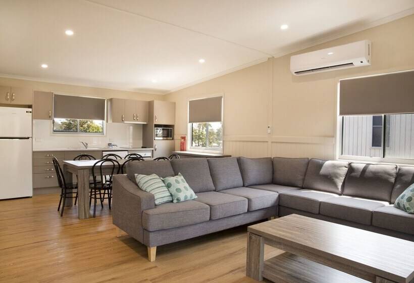 4 Sovrums Villa, Halifax Holiday Park