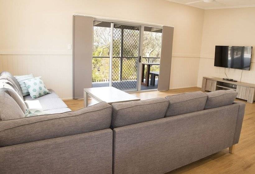 4 Sovrums Villa, Halifax Holiday Park