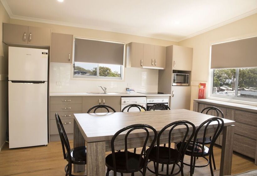 4 Sovrums Villa, Halifax Holiday Park