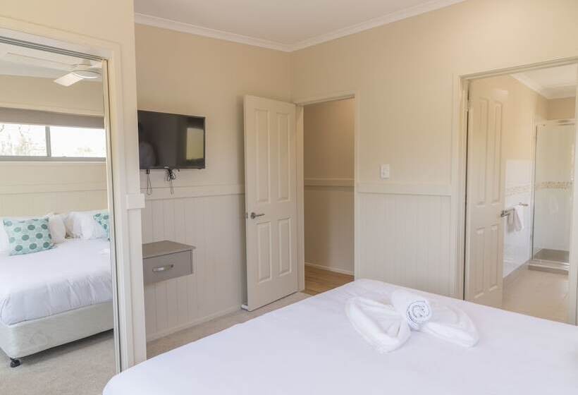 4 Sovrums Villa, Halifax Holiday Park