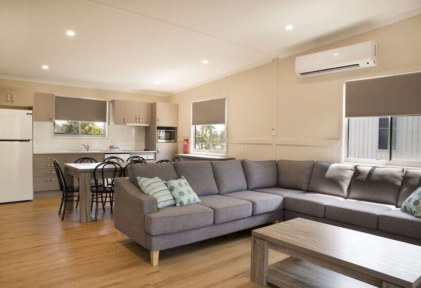 4 Sovrums Villa, Halifax Holiday Park