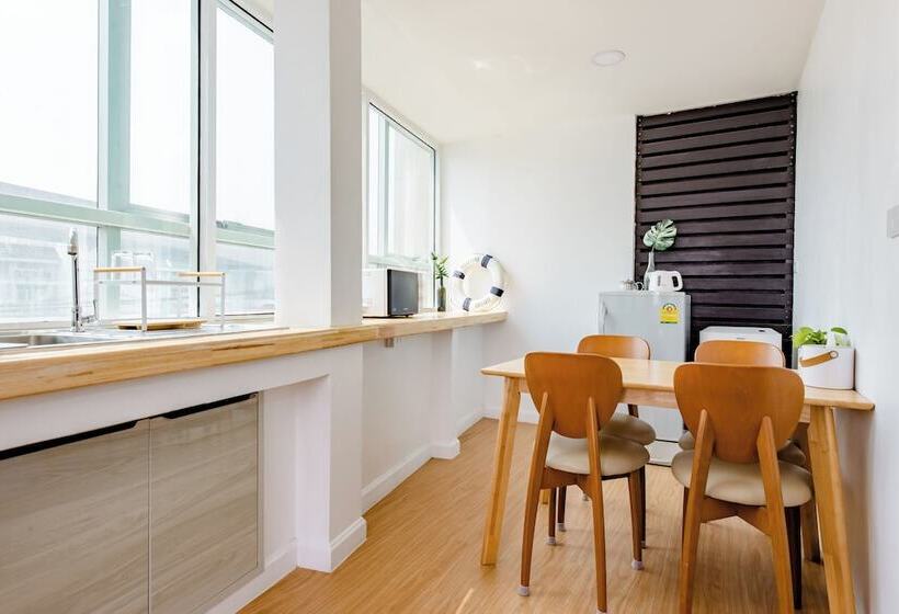 デラックススイート, Lee's Mark Residence