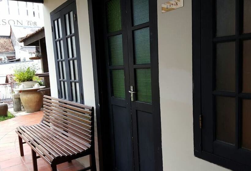 디럭스 스위트, Noordin Street House