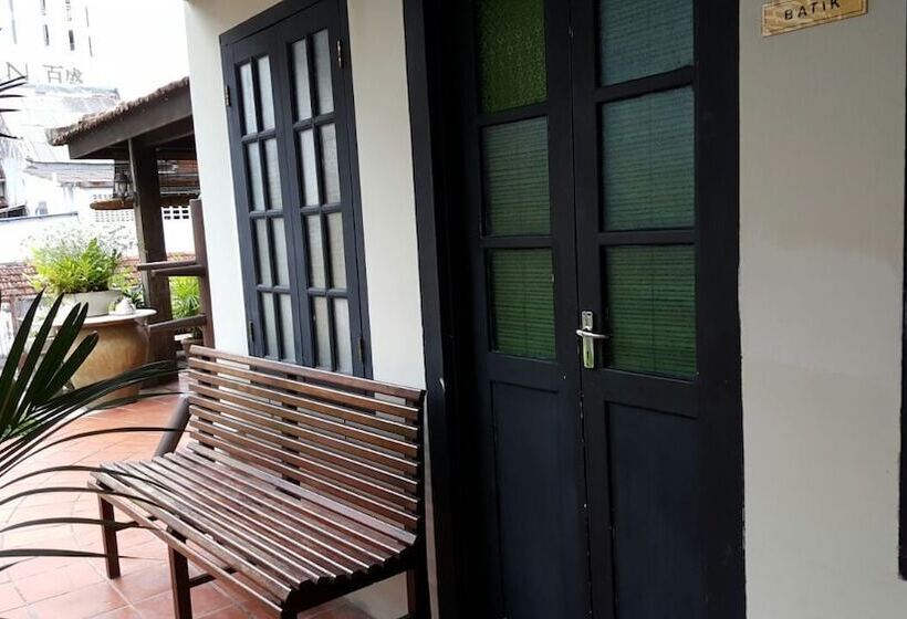 디럭스 스위트, Noordin Street House