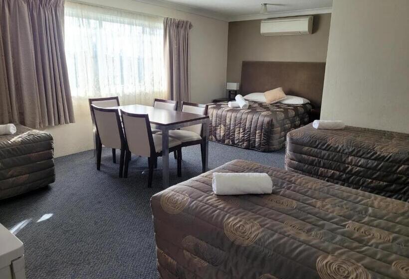 חדר משפחתי, Titania Motel