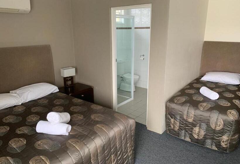 חדר אקזקיוטיב לשלושה, Titania Motel