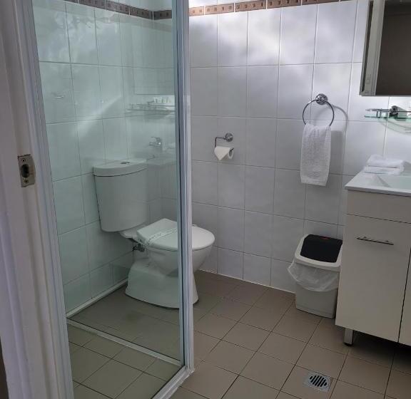 חדר אקזקיוטיב לשלושה, Titania Motel