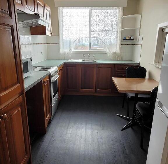 דירת שני חדרים, Titania Motel