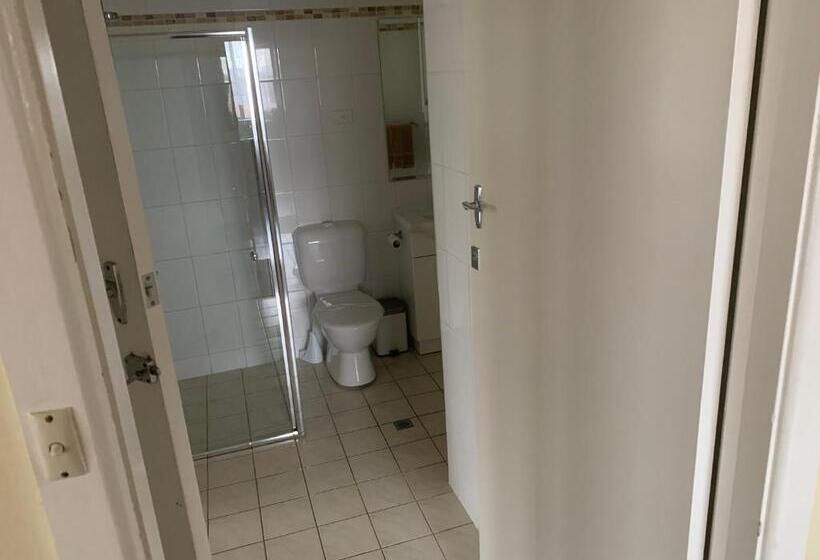 דירת שני חדרים, Titania Motel