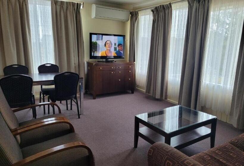 דירת שני חדרים, Titania Motel