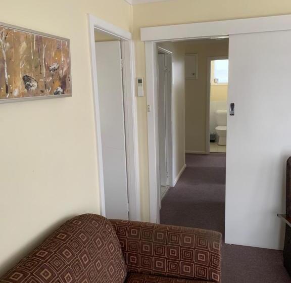 דירת שני חדרים, Titania Motel