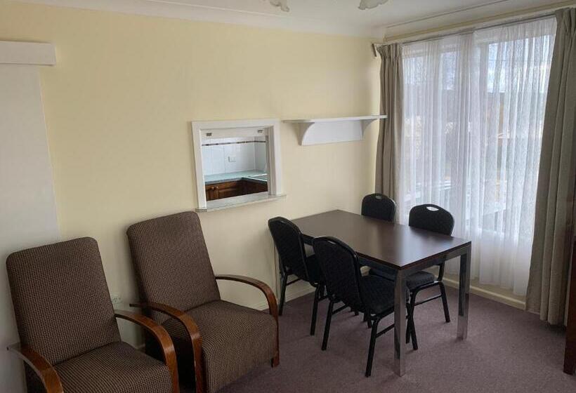 דירת שני חדרים, Titania Motel