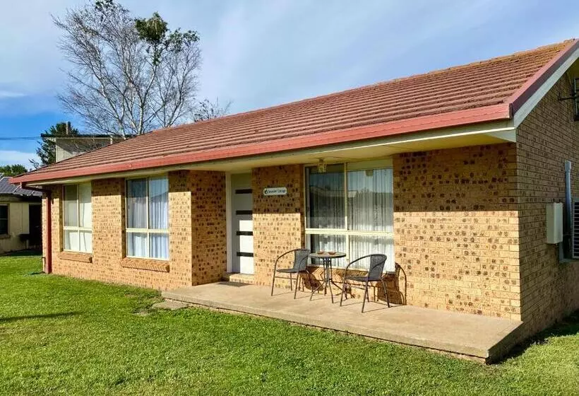 Talo 3 Makuuhuonetta, Titania Motel