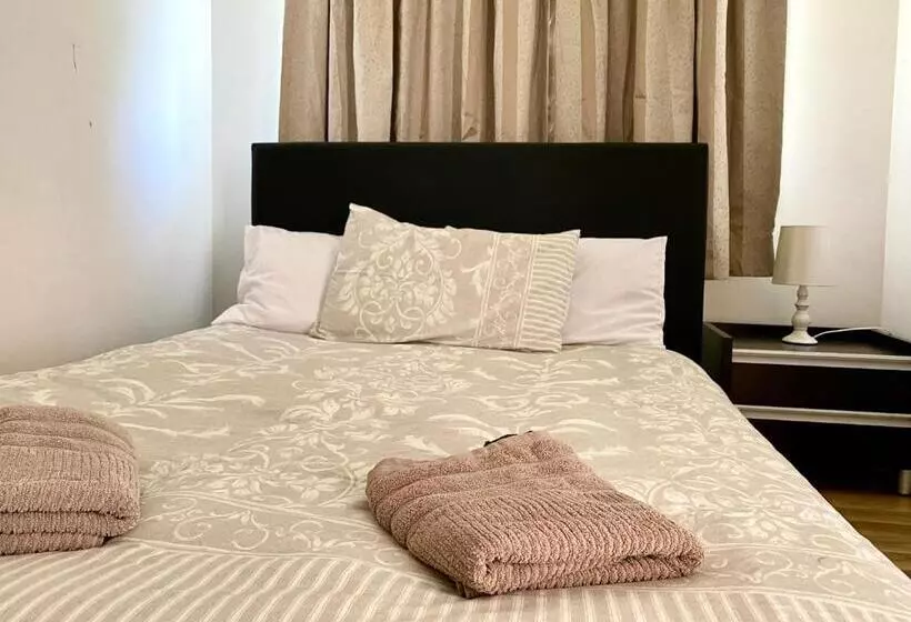 Talo 3 Makuuhuonetta, Titania Motel