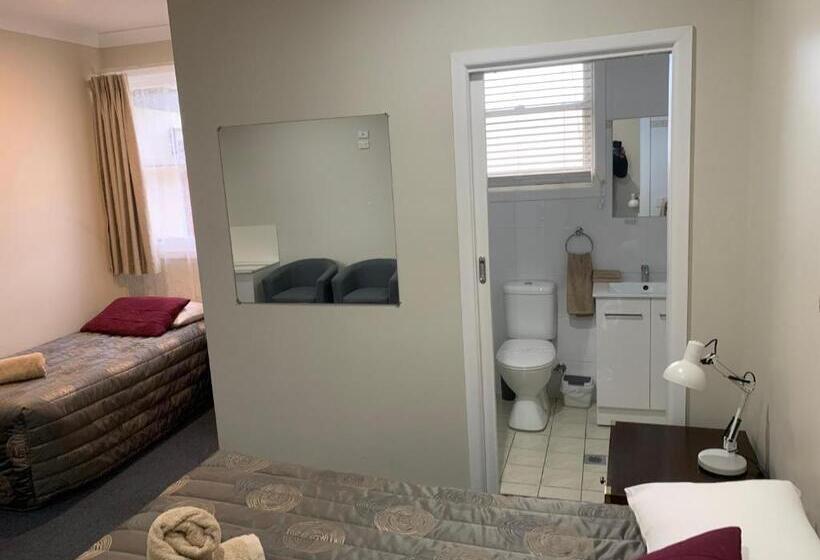 חדר אקזקיוטיב, Titania Motel