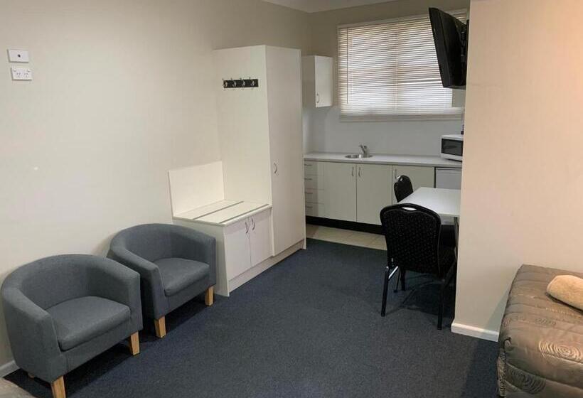 חדר אקזקיוטיב, Titania Motel