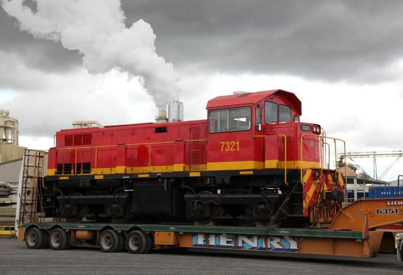 חדר אקזקיוטיב, Titania Motel