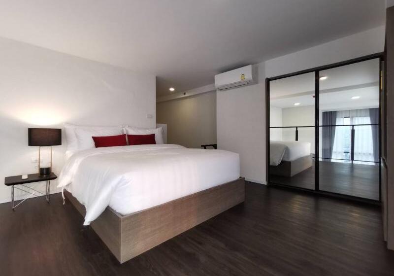 חדר משפחתי, Titania Motel