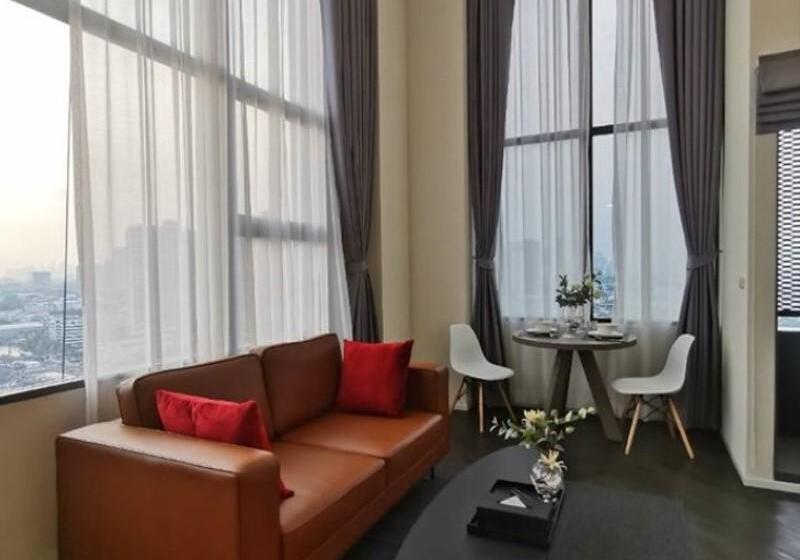 חדר משפחתי, Titania Motel