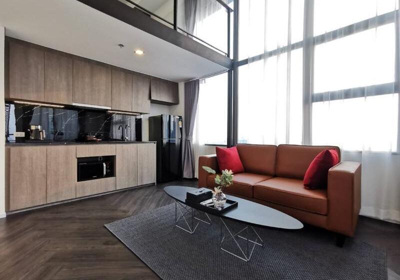 חדר משפחתי, Titania Motel