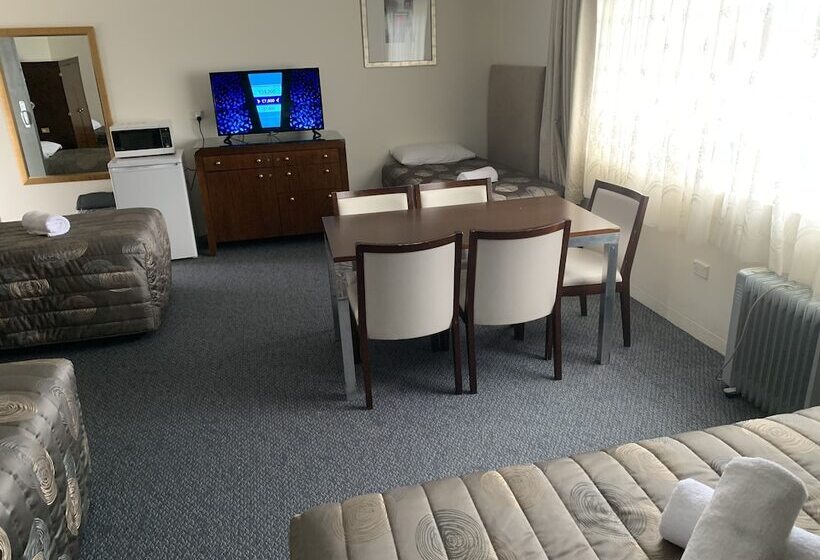 חדר משפחתי, Titania Motel