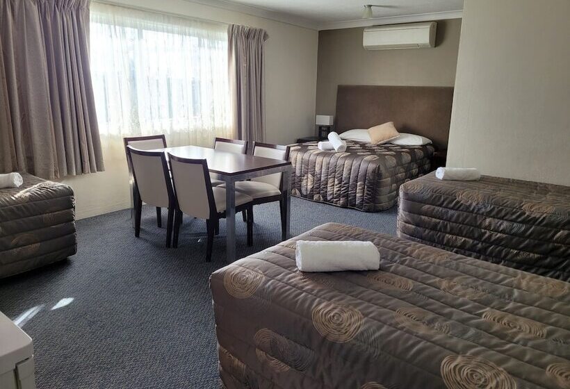 חדר משפחתי, Titania Motel