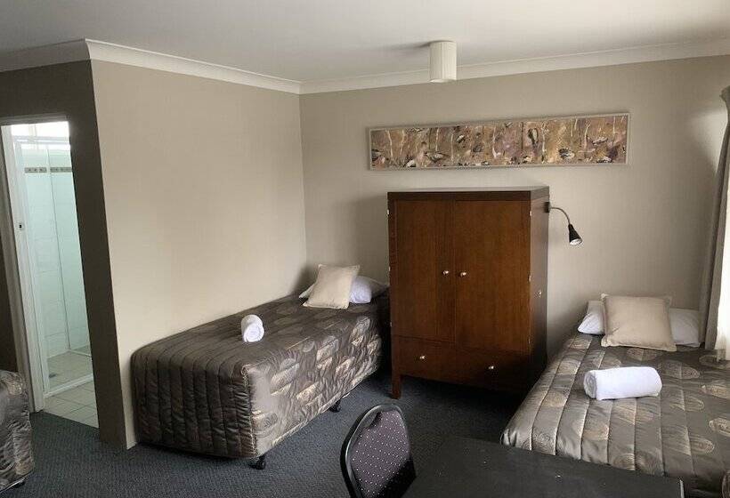 חדר משפחתי, Titania Motel