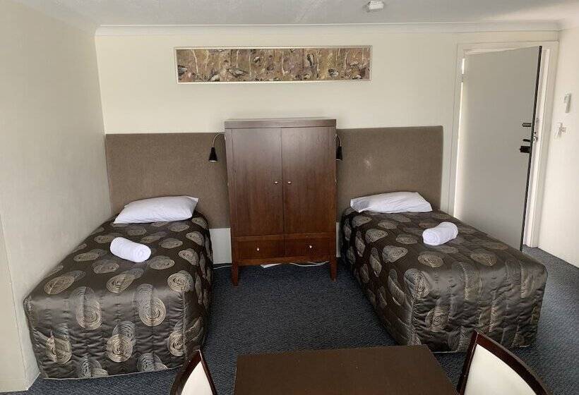 חדר משפחתי, Titania Motel