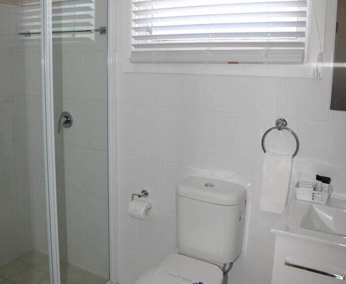 חדר אקזקיוטיב, Titania Motel