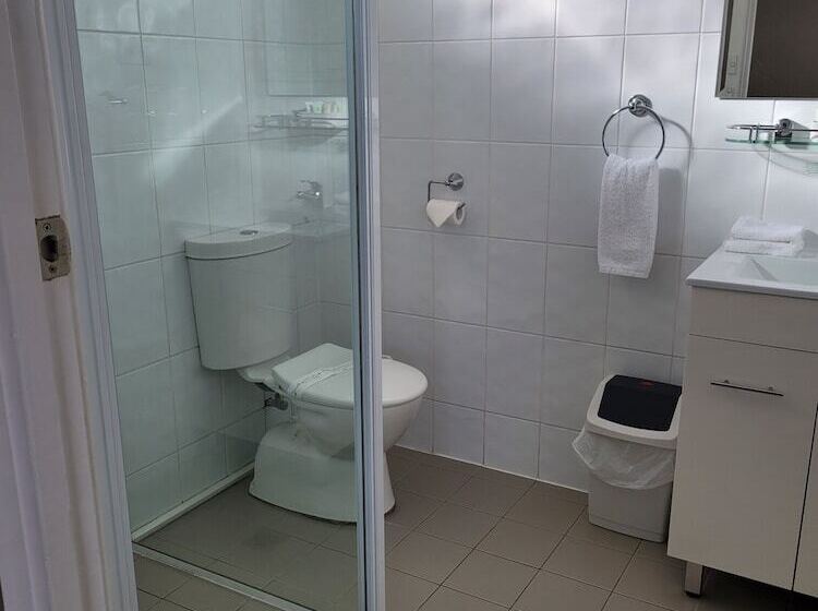 חדר אקזקיוטיב, Titania Motel