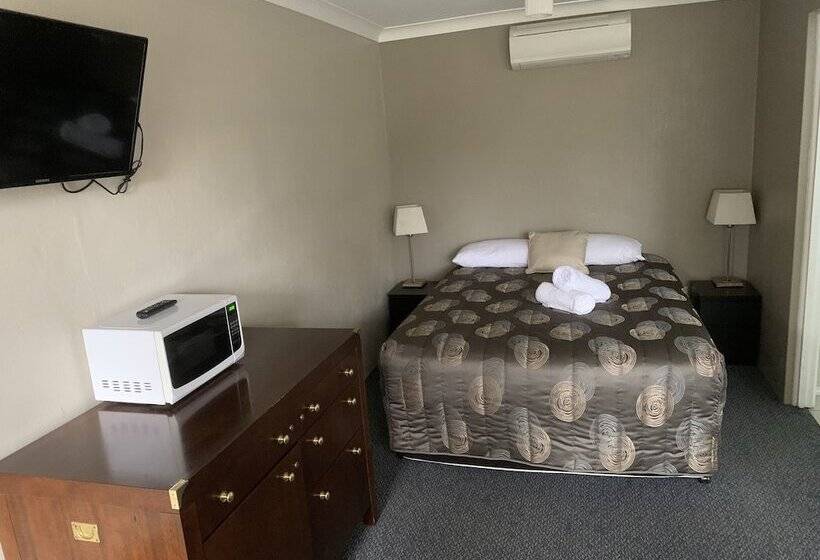 חדר אקזקיוטיב, Titania Motel