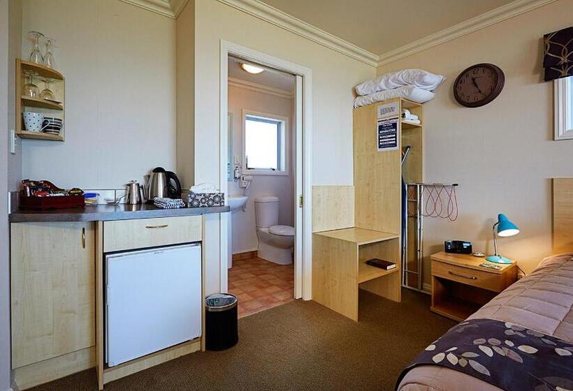 Standard Szoba King Size Bed, Bendamere House Bed & Breakfast