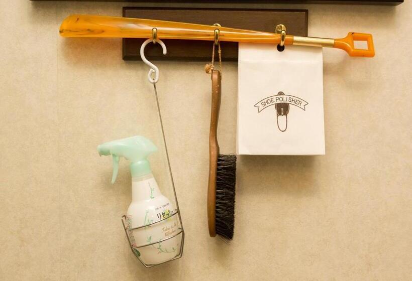 标准单人间, Claiton Esaka