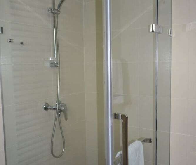 اتاق استاندارد, La Falaise Yaounde