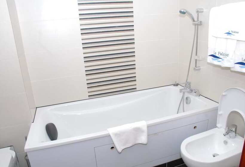 اتاق استاندارد, La Falaise Yaounde